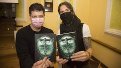 Lou (izquierda), con su obra y con V�ctor Lorenzo, presidente del Casino 