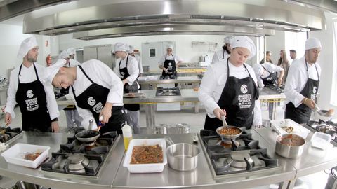 Imagen de archivo de un taller de cocina en el vivero de emrpesas de Boiro.