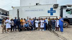 Gonz�lez Rivas y su equipo frente a la unidad m�vil que tienen en Sierra Leona, en el Connaught Hospital
