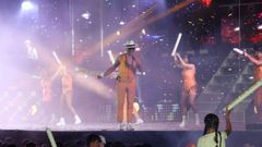 Actuaci�n de la Par�s de Noia este verano, en primer plano el cantante Oliver P�rez