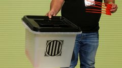 As� son las urnas del 1-O: contenedores sellados con bridas�rojas