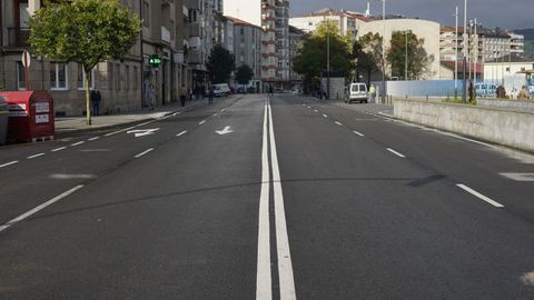 Tras las �ltimas reformas en la avenida Eulogio G�mez Franqueira, la circulaci�n por delante de la estaci�n se realiza en un doble carril en cada direcci�n.  La principal queja de los conductores pasa por la l�nea continua que impide el giro hacia el centro de la ciudad y que obliga a un rodeo. 