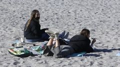 Personas aprovechando el buen tiempo en la playa
