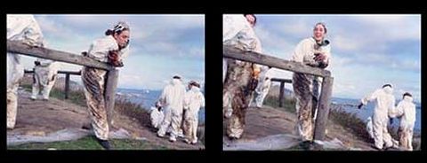 El fot�grafo alem�n Allan Sekula tom� estas im�genes de unos voluntarios en la isla de Ons.