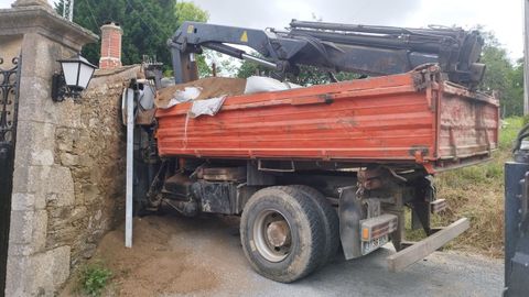 El camión iba cargado de material de obra.