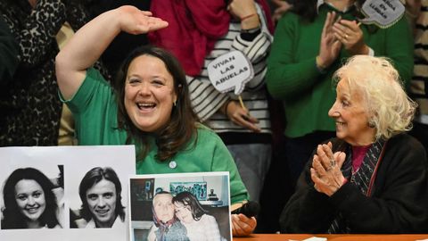 Adriana Metz, hermana del nieto restituido, saluda junto a Estela de Carlotto, presidenta de Abuelas de Plaza de Mayo.
