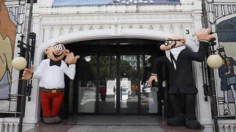 Las figuras de Mortadelo y Filem�n a las puertas del Kiosko Alfonso durante el Vi�etas desde o Atl�ntico del 2023