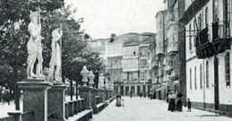 <span lang= es-es >Proyectada junto con Marte en el 1862 para el Cant�n</span>. La imagen es del a�o 1900 y recoge el lugar en el que estaban la pareja formada por J�piter y Marte (de la que hoy solo queda medio busto en los jardines de San Francisco). Los maceteros del fondo tambi�n se encuentran ahora ante el Parador. 