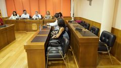 Los cuatro asientos vac�os de los concejales del PP, a la derecha.