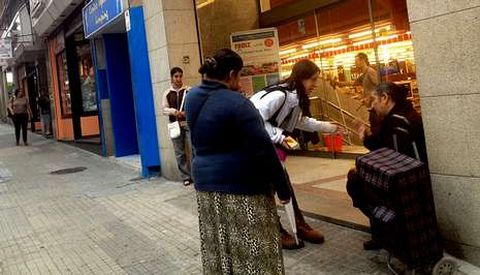 La negociadora, de blanco, logr� poner de acuerdo a las otras dos, una en cada esquina de al puerta.