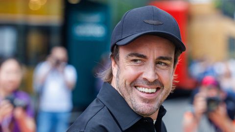 Fernando Alonso en su llegada al circuito de Spa, en B&eacute;lgica.