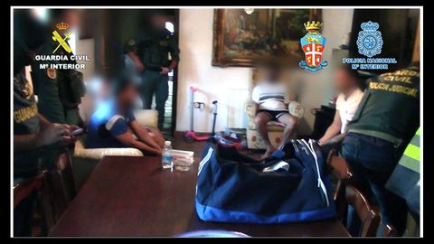 Las redadas se realizaron en toda la provincia de C�diz y en M�laga. En la imagen, uno de los registros