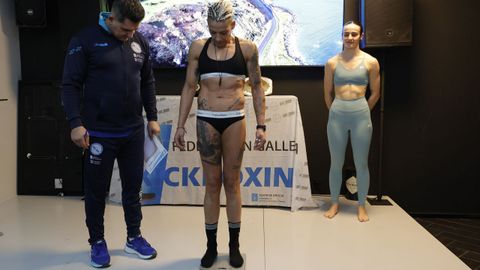 Vanessa Ares durante el pesaje este viernes en la cafetera Namarinos focense