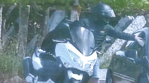 Uno de los pases documentados por la investigaci�n. El individuo de la moto le entrega al que conduce el autom�vil un paquete que probablemente contiene un kilogramo de coca�na