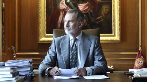 Felipe VI, en su despacho del palacio de la Zarzuela con motivo del dcimo aniversario de su proclamacin como rey