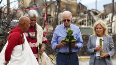 El presidente estadounidense, Joe Biden, y la primera dama en una ceremonia tradicional en su visita a la ciudad de Lahaina, devastada en los fuegos