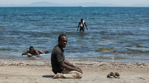 Uno de los migrantes magreb�es que llegaron a Ceuta rezando en la playa de la ciudad aut�noma
