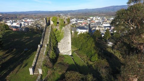 La Torre de los Batallón de Sarria todavía se conserva, aunque su estado está notablemente deteriorado