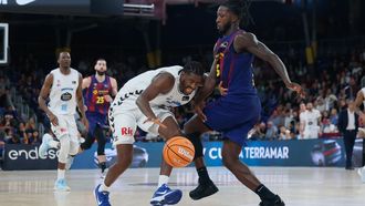 Keandre Cook trata de salvar la defensa de Myles Cale en la visita del Breog�n al Palau.