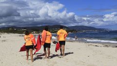 Socorristas en la playa de Llas, en Foz, en imagen de archivo