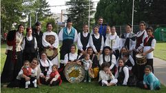 Parte de los miembros de la Irmandade Galega na Suiza, ataviados con el t�pico traje gallego de baile