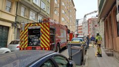 Los bomberos en la calle del Tren tras la �explosi�n de cemento�