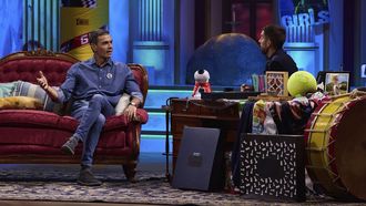 S�nchez y Broncano, anoche, con la caja de galletas en forma de perro que el presidente llev� de regalo.