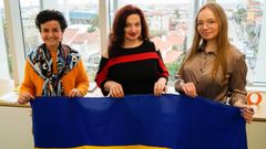 Tereta Berbel, de Asdegal, junto a Oksana Ponomarova y su hija Bohdana, promotoras de la iniciativa