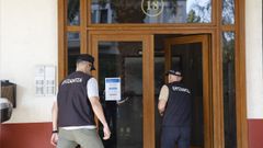 Imagen de archivo de la polic�a vasca investigando un caso de violencia familiar