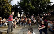 <span lang= es-es >Podemos se organiza</span>. El partido del eurodiputado Pablo Iglesias Turri�n contin�a organiz�ndose en la capital ourensana y, adem�s, est� creando �c�rculos� en otros ayuntamientos de la provincia. En Ourense celebran asambleas abiertas como la de la imagen (la pr�xima estaba prevista el mi�rcoles a las 20.00 horas en el parque Barba�a) y participan en concentraciones ciudadanas como las convocadas recientemente la sanidad p�blica o al pueblo palestino. 