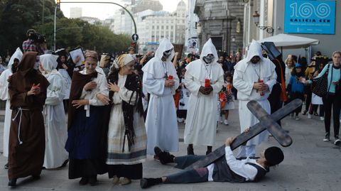 Procesi�n de la Santa Compa�a con ni�os de Sama�n / Halloween