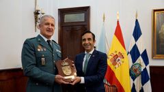 El capit�n Francisco Javier L�pez Dopico con el alcalde de Ferrol, Jos� Manuel Rey Varela
