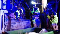 Momento en que los bomberos sacaban el cad�ver del cami�n.