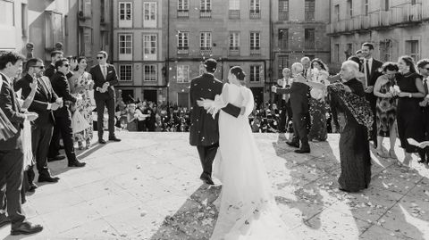 La pareja saludando a sus invitados en la escalinata de la catedral.