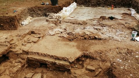 Excavaciones de la villa romana de La Estaca (Las Regueras, Asturias). En el centro, la gran cantidad de material que con pinturas que fue antiguamente retirado de las paredes para usar el material de los muros