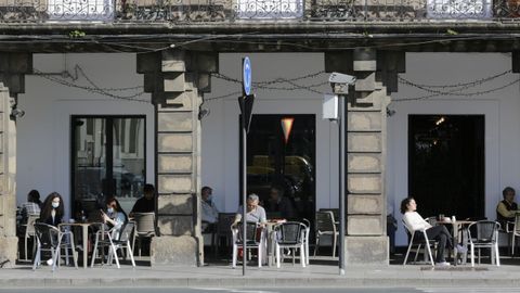 Clientes en las terrazas de la Marina, en A Corua