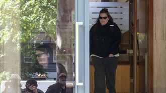 Una de las hijas del expresidente Zapatero a su salida de la sede de su empresa tras el registro efectuado por la UCO el pasado 19 de mayo