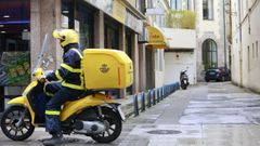 Un trabajador de Correos, en Lugo