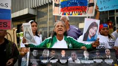 Familiares de presos pol�ticos venezolanos se manifiestan en el exterior de la Asamblea Nacional, en Caracas