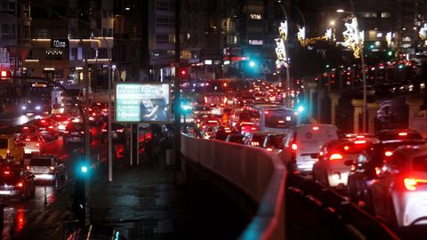 Las compras navide�as dejan otra jornada de atascos en los accesos a las zonas comerciales y al centro de A Coru�a