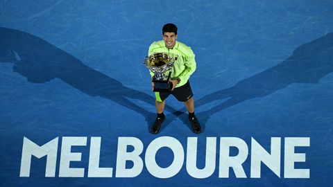 Carlos Alcaraz posa, tras el partido contra Djokovic, con el t&iacute;tulo de ganador del Abierto de Australia.