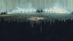 Rosalía, acostada en el escenario, durante la presentación de su disco en Barcelona.