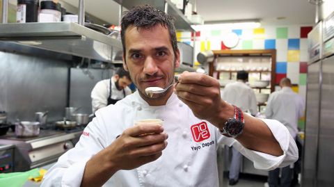 Yayo Daporta. El cocinero de Cambados considera que al yogur le �falta potencia� para que se pueda identificar m�s el sabor a licor caf�. 