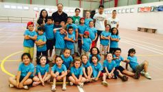 El alcalde, Jes�s Otero, entreg� ayer unas camisetas a los ni�os del campamento.