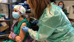 Primer d�a de vacunaci�n contra el coronavirus en el hospital Virxe da Xunqueira