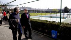 El alcade, Carlos Negreira, con Roberto Teijido, presidente del comit� de empresa, visitando las instalaciones