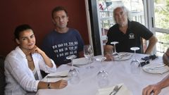 Lequio junto a su mujer María Palacio y el pintor José Maria Barreiro, en Peixoto en el 2017
