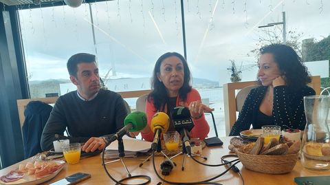 La alcaldesa de Mar�n, Mar�a Ramallo, entre los concejales Pablo Novas y Mari�n Sanmart�n