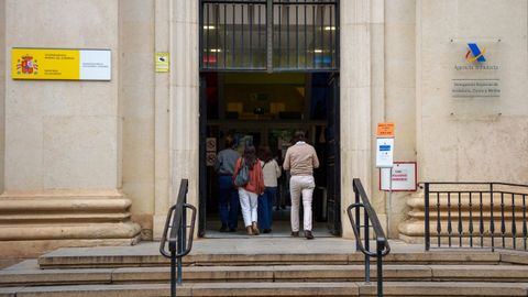 Contribuyentes en la sede de la Delegaci�n especial de la Agencia Tributaria en Sevilla.