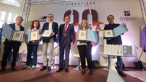 El alcalde de Oviedo, Alfredo Canteli, entrega una placa conmemorativa a los organizadores de LibrOviedo desde su primera edicin hace 30 aos